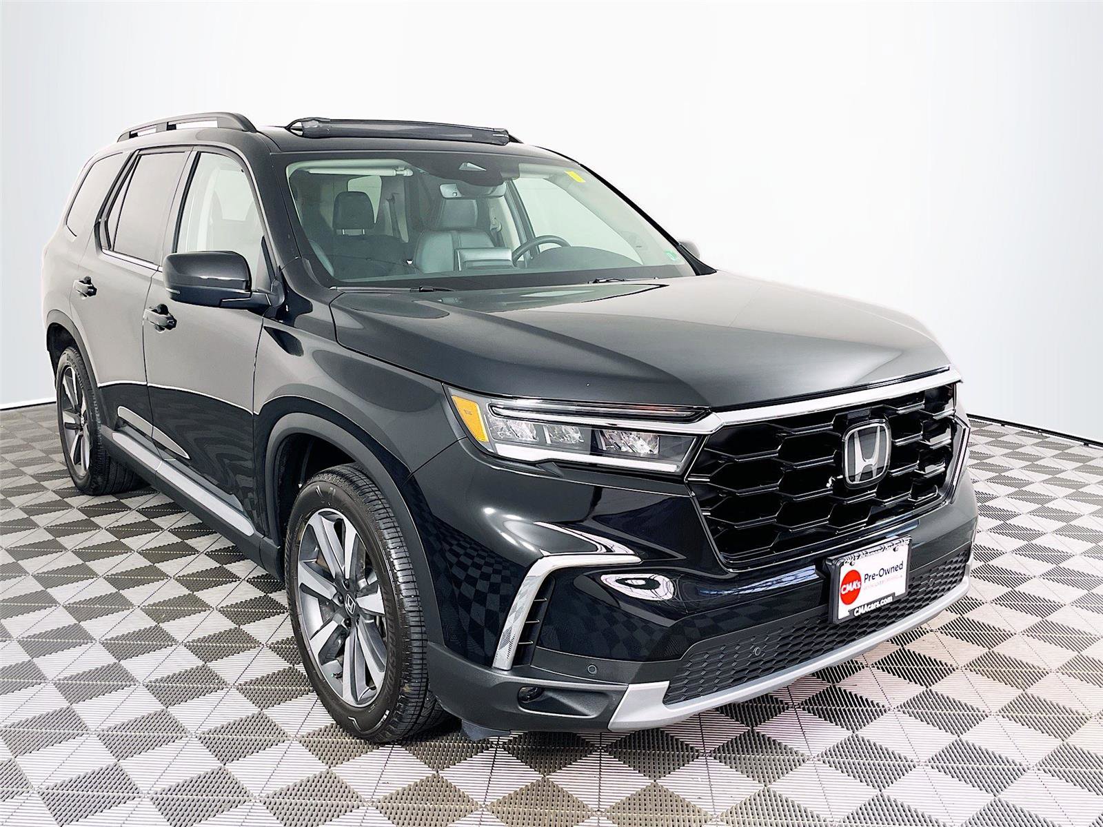 Used 2025 Honda Pilot Touring image 1