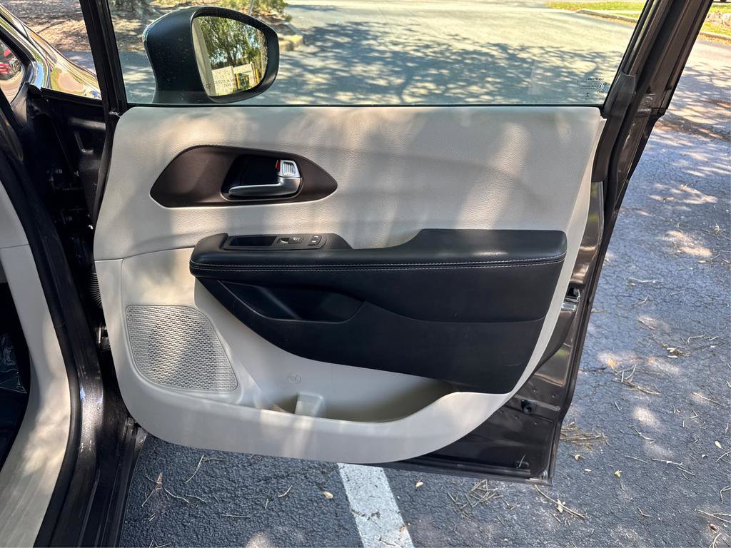 Used 2020 Chrysler Voyager Lxi FWD image 32