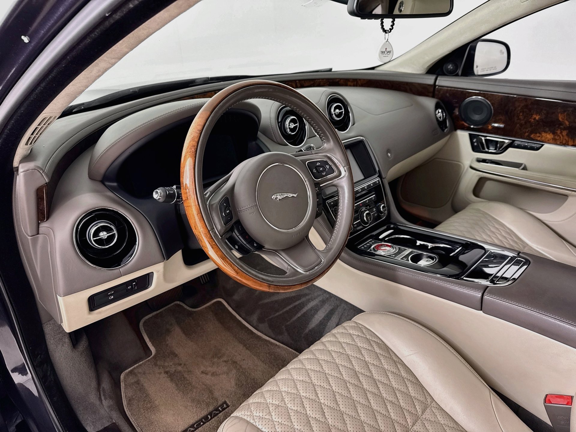 Used 2017 Jaguar XJ L Portfolio RWD image 10