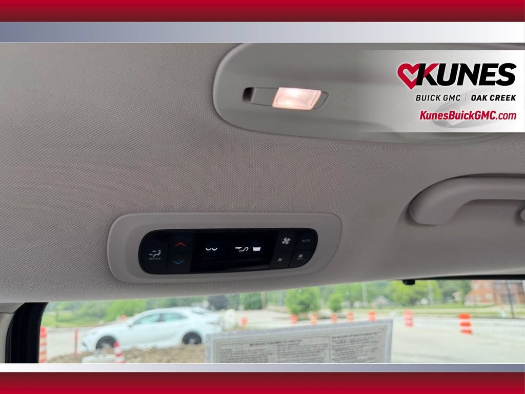 Used 2023 Chrysler Pacifica Touring-L FWD image 13