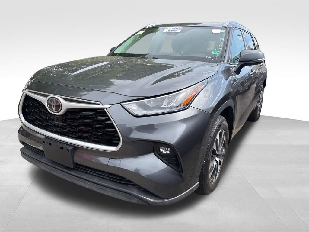 Used 2020 Toyota Highlander XLE FWD video 2