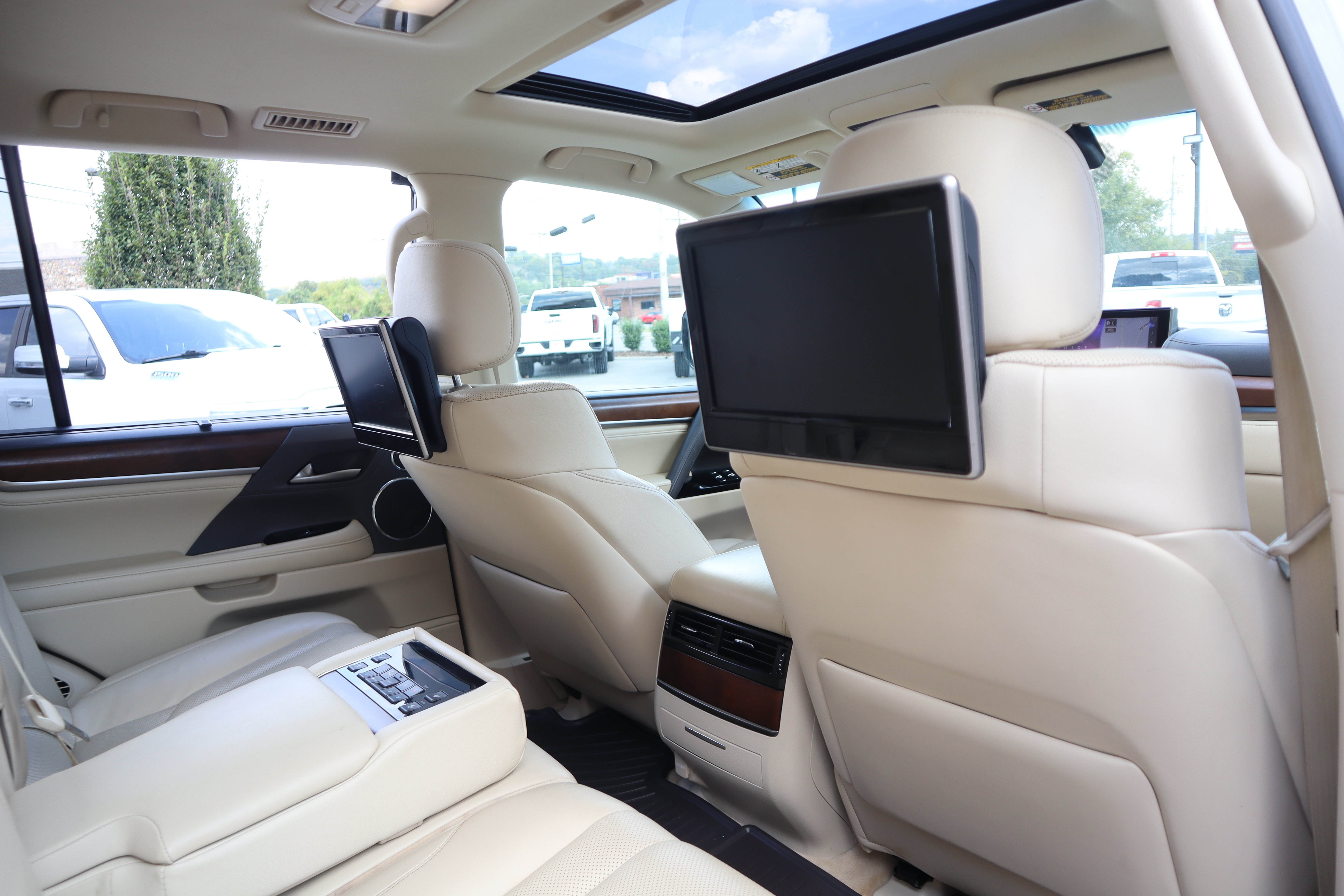 Used 2016 Lexus LX 570 4WD w/ Luxury Package image 32