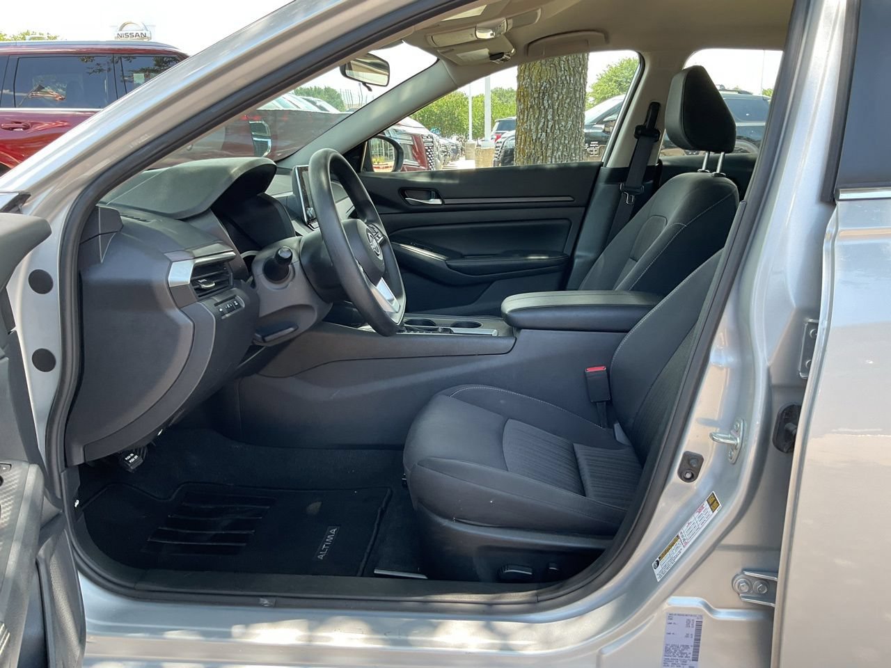 Used 2025 Nissan Altima 2.5 SV FWD image 8