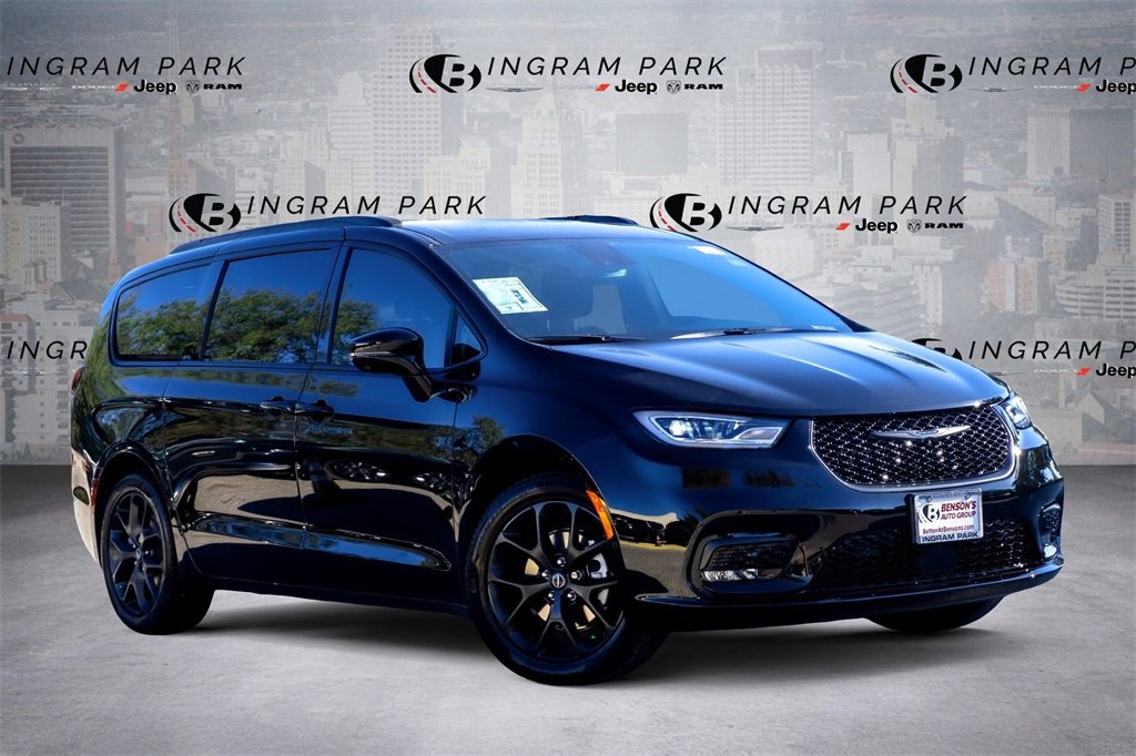 New 2026 Chrysler Pacifica Select w/ S Appearance Package