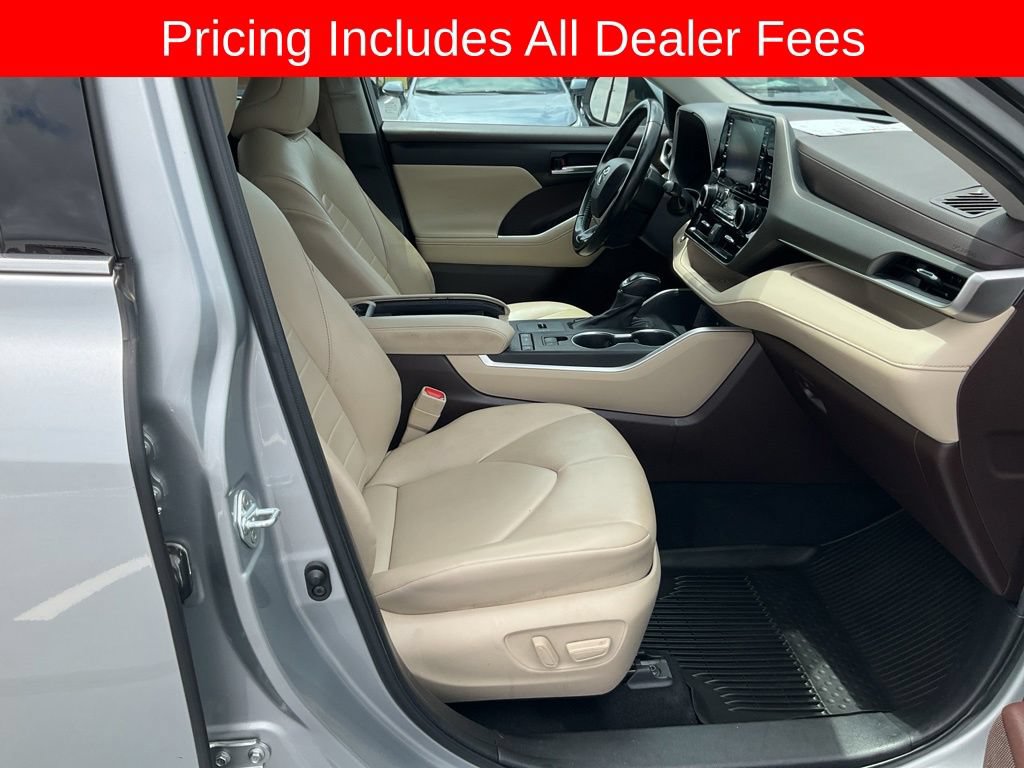 Used 2022 Toyota Highlander XLE FWD image 22