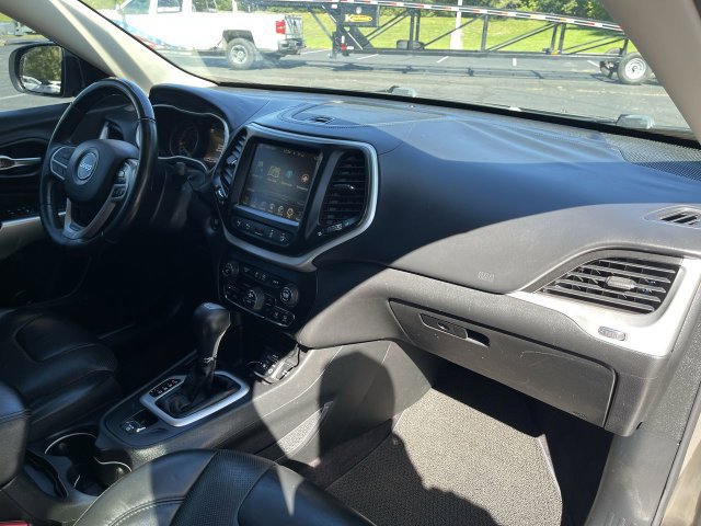 Used 2017 Jeep Cherokee Overland w/ Technology Group FWD image 28