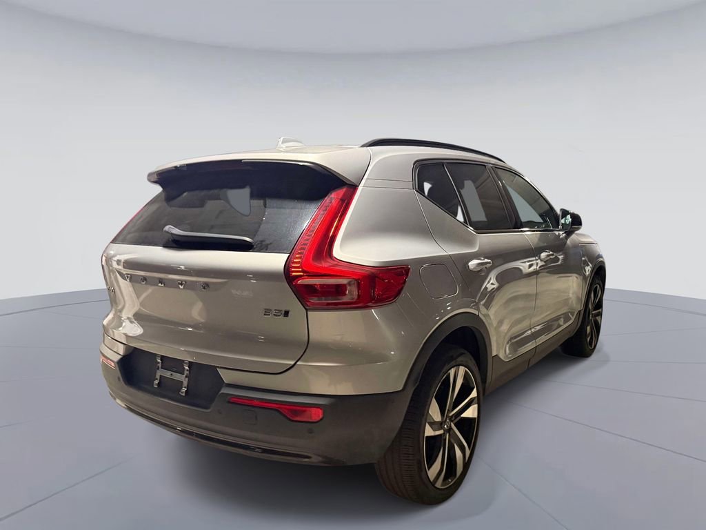 Used 2023 Volvo XC40 B5 Plus w/ Driver Assist Package AWD/4WD image 4