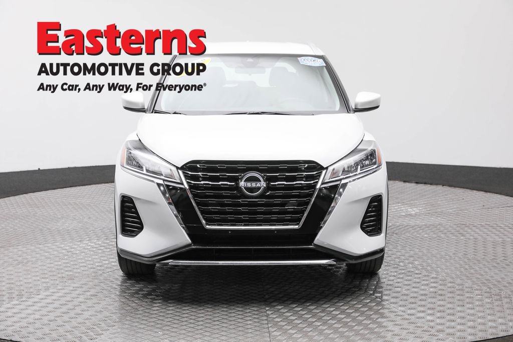 Used 2023 Nissan Kicks SV image 2