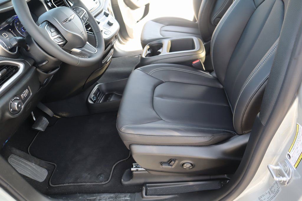New 2026 Chrysler Pacifica Select image 11