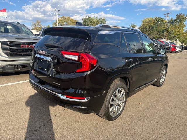 Used 2024 GMC Terrain Denali w/ Denali Premium Package AWD/4WD image 2