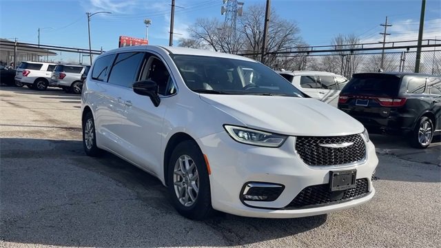 Used 2024 Chrysler Pacifica Touring-L image 24