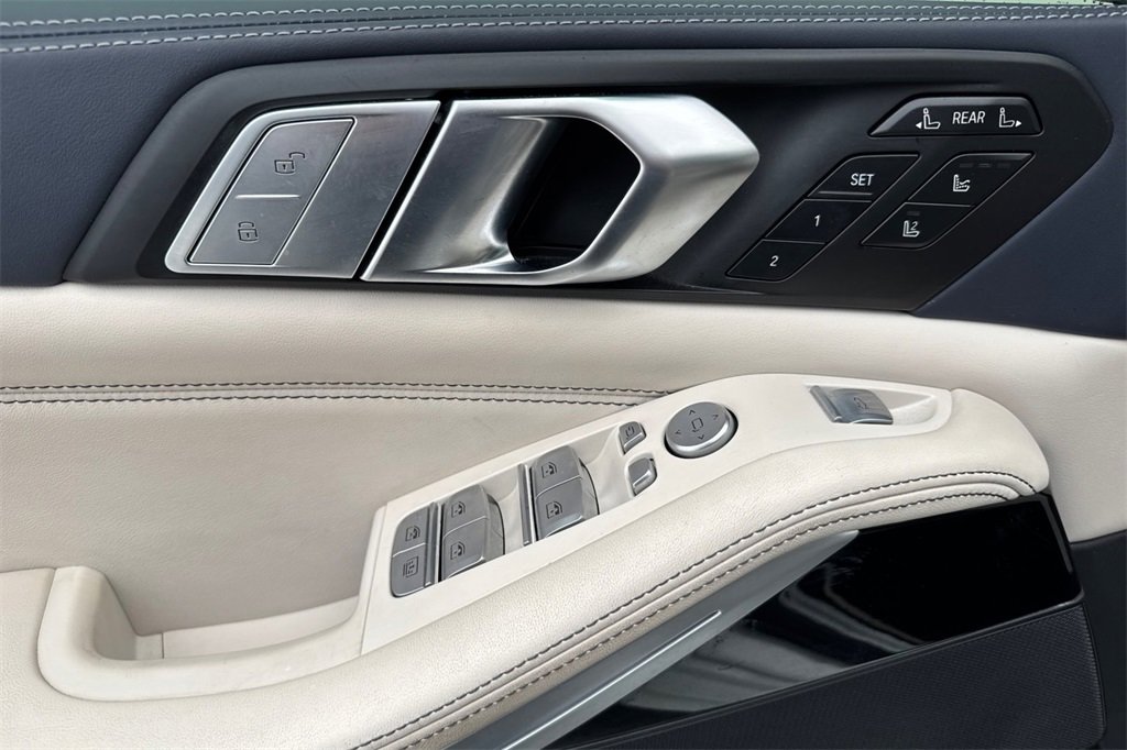 Used 2022 BMW X7 xDrive40i w/ M Sport Package image 11