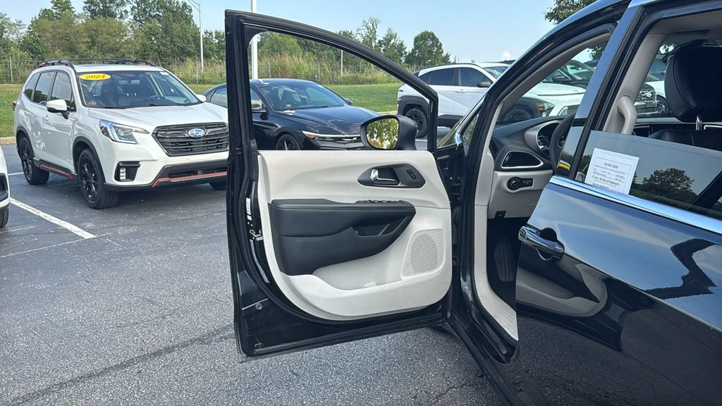 Used 2023 Chrysler Pacifica Touring-L FWD image 16
