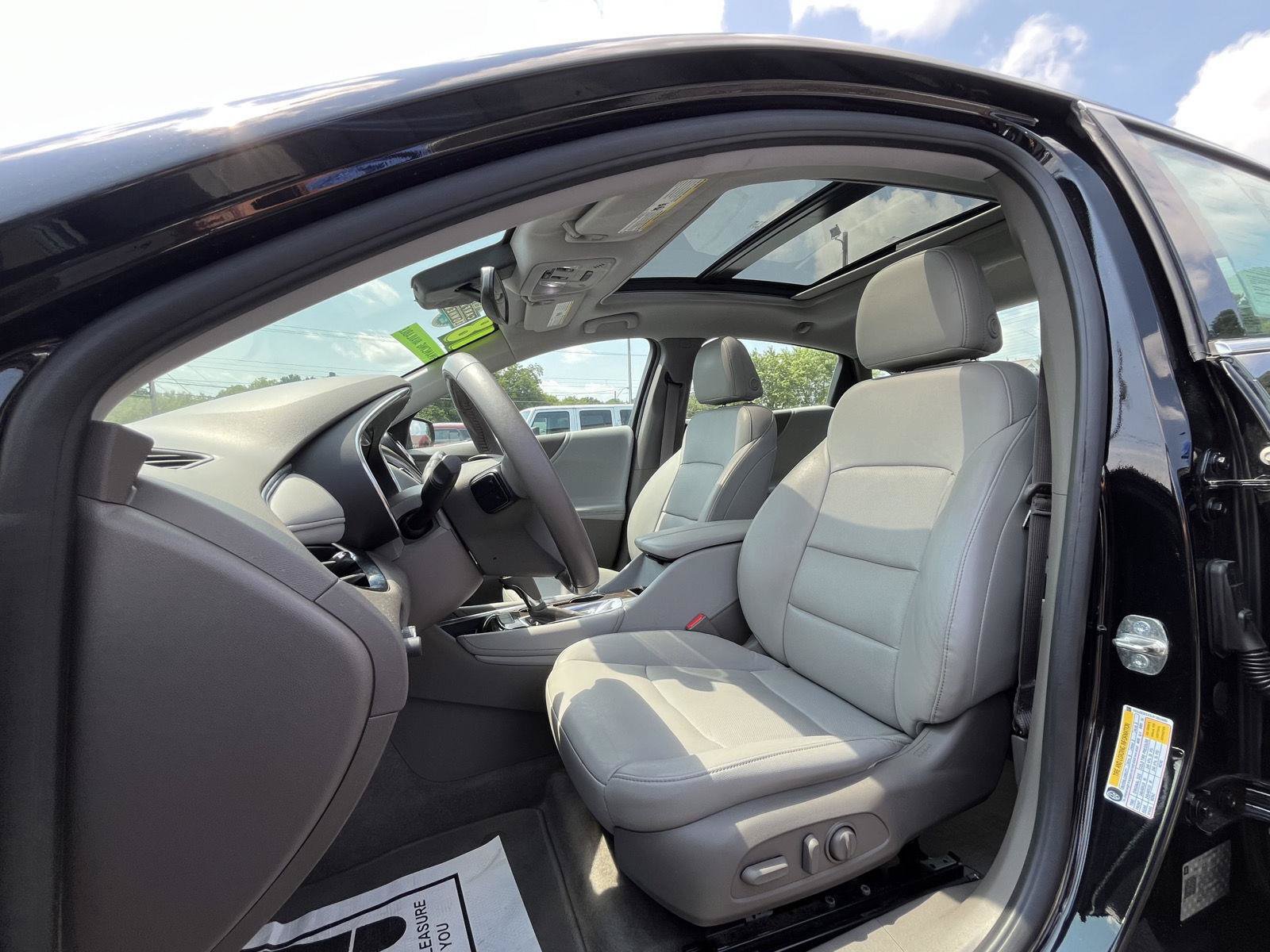 Used 2018 Chevrolet Malibu Premier w/ Premier Sun and Wheel Package FWD image 5