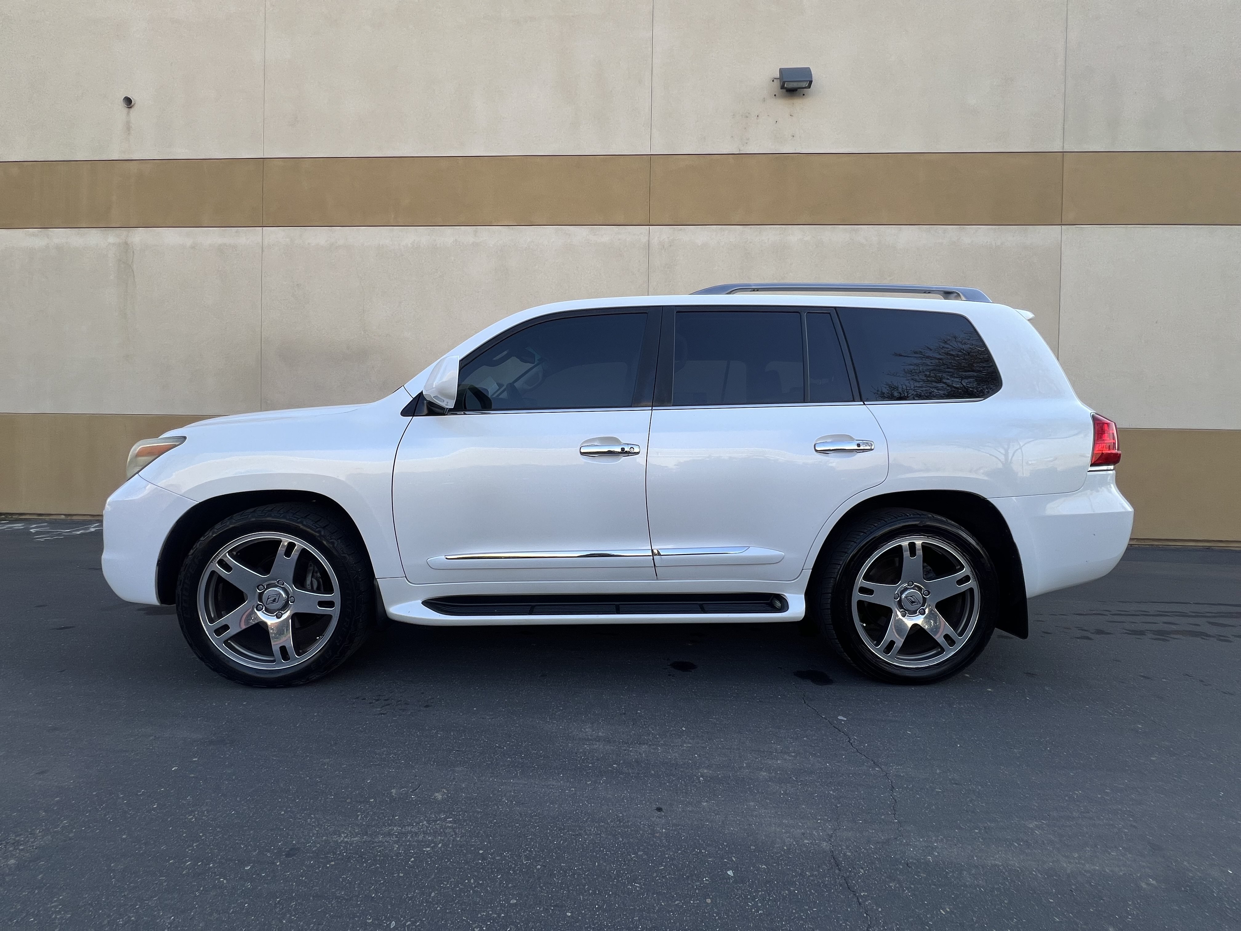 Used 2009 Lexus LX 570 4WD image 2