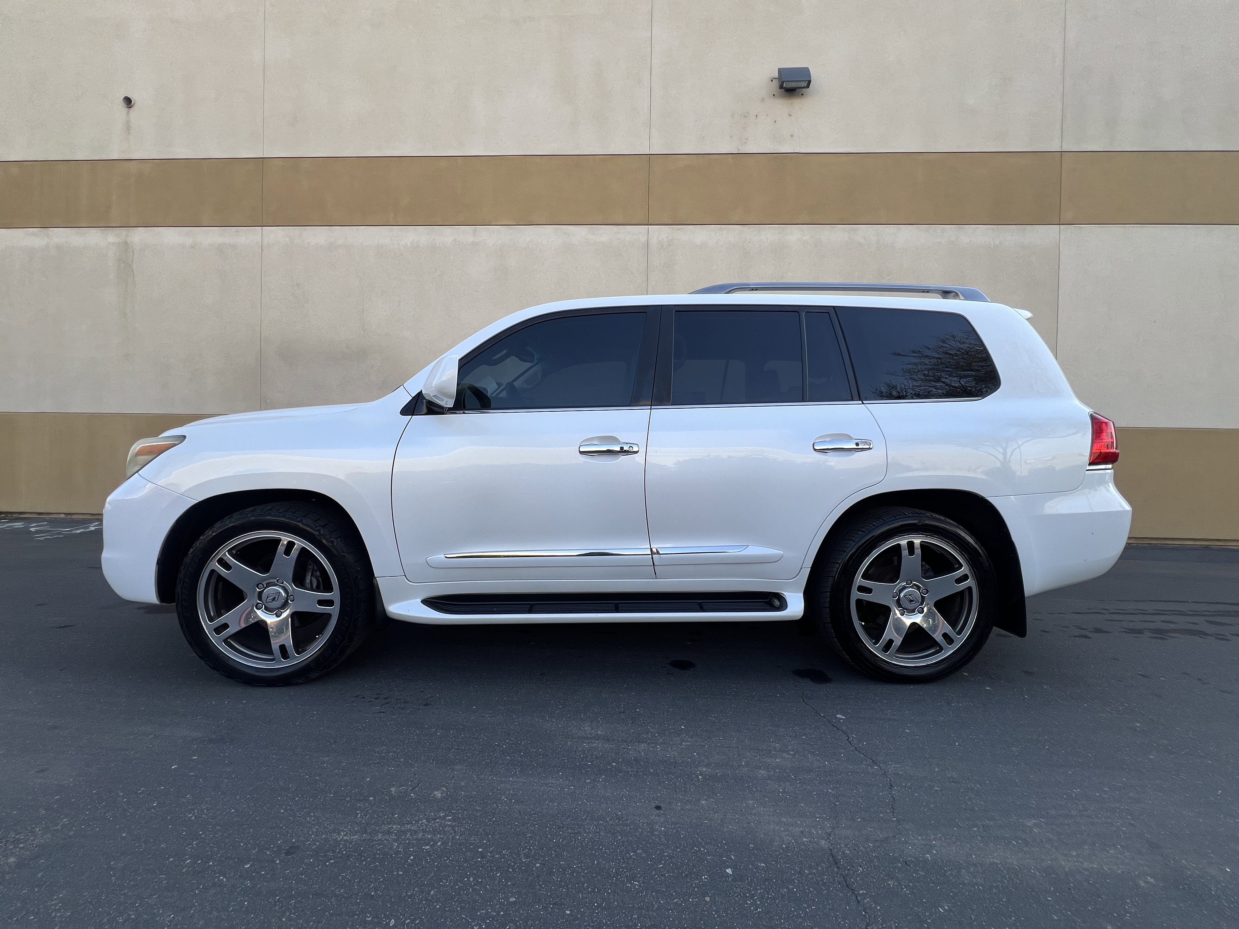 Used 2009 Lexus LX 570 4WD image 2