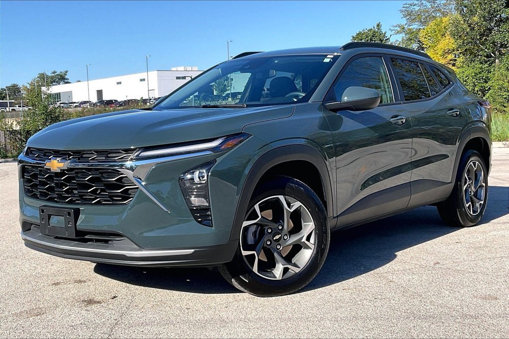 Used 2025 Chevrolet Trax LT w/ Driver Confidence Package FWD image 2