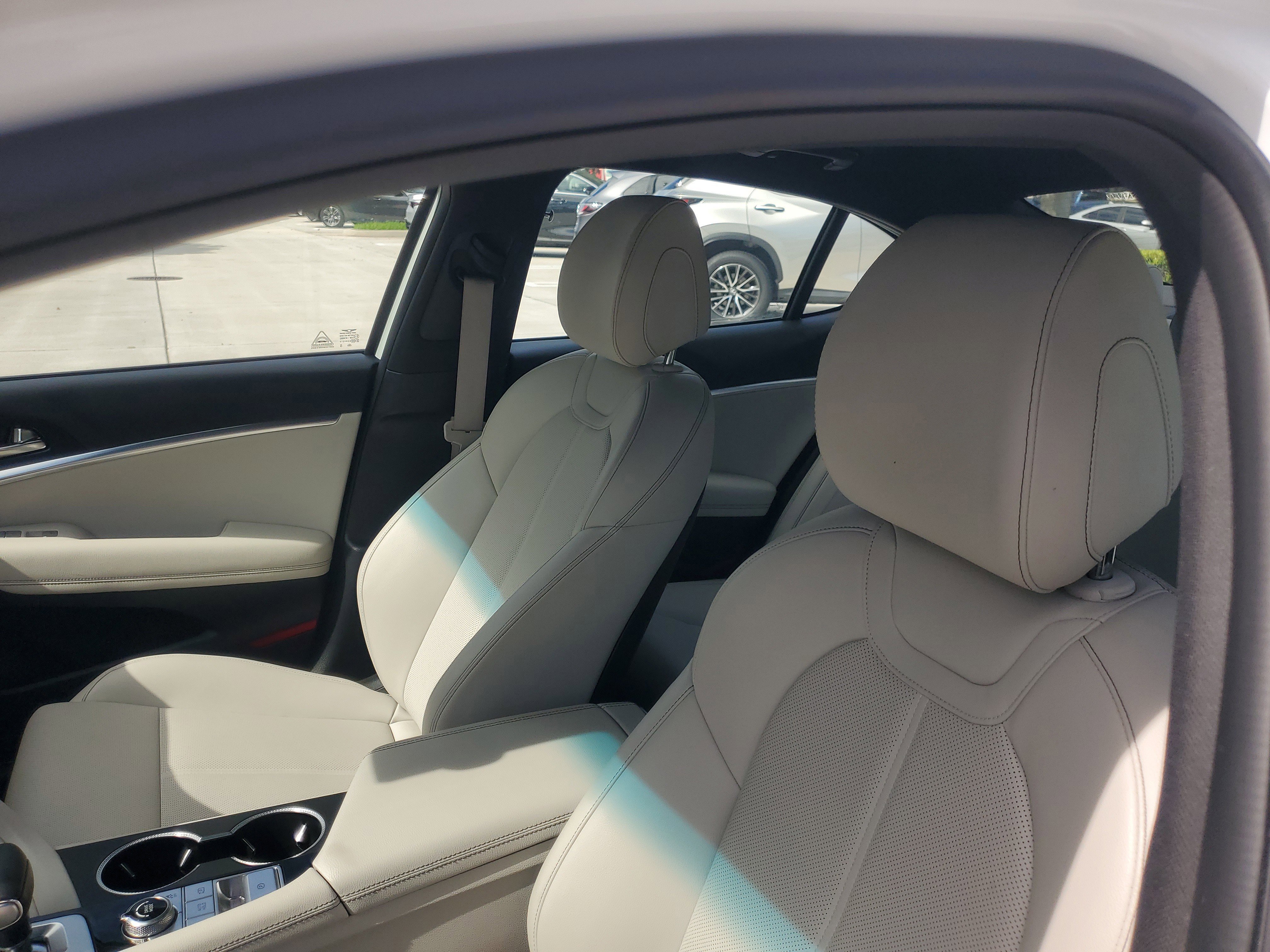 Used 2025 Genesis G70 2.5T image 22