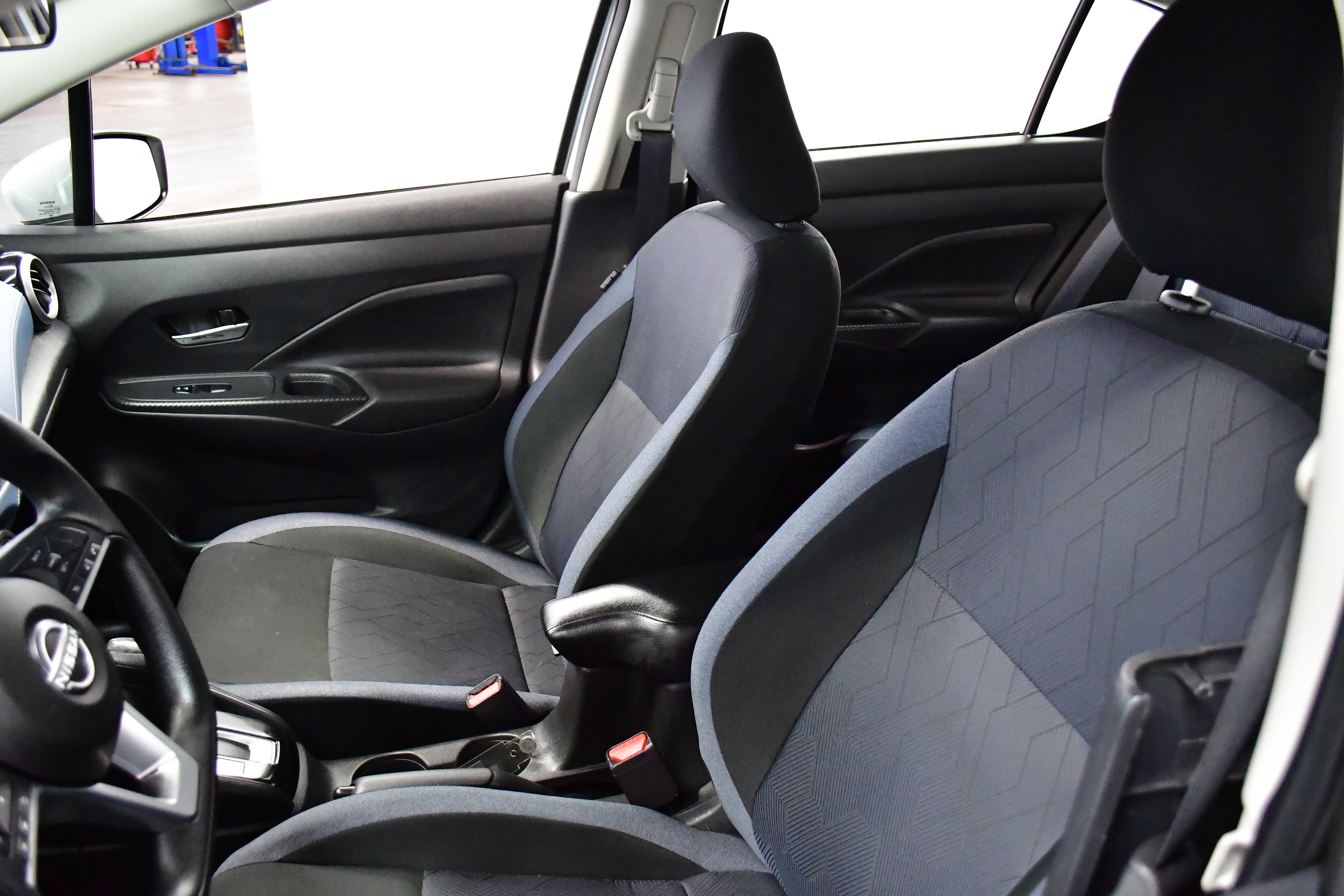 Used 2025 Nissan Versa SV image 9