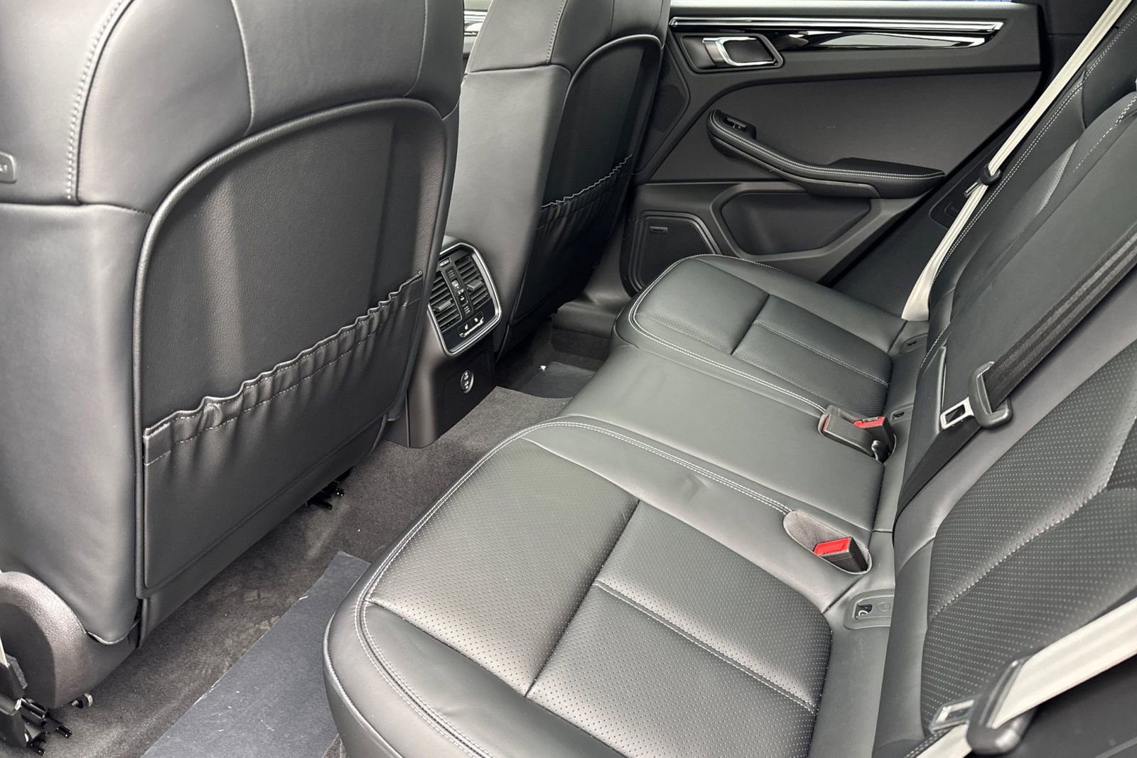 New 2025 Porsche Macan Turbo image 15