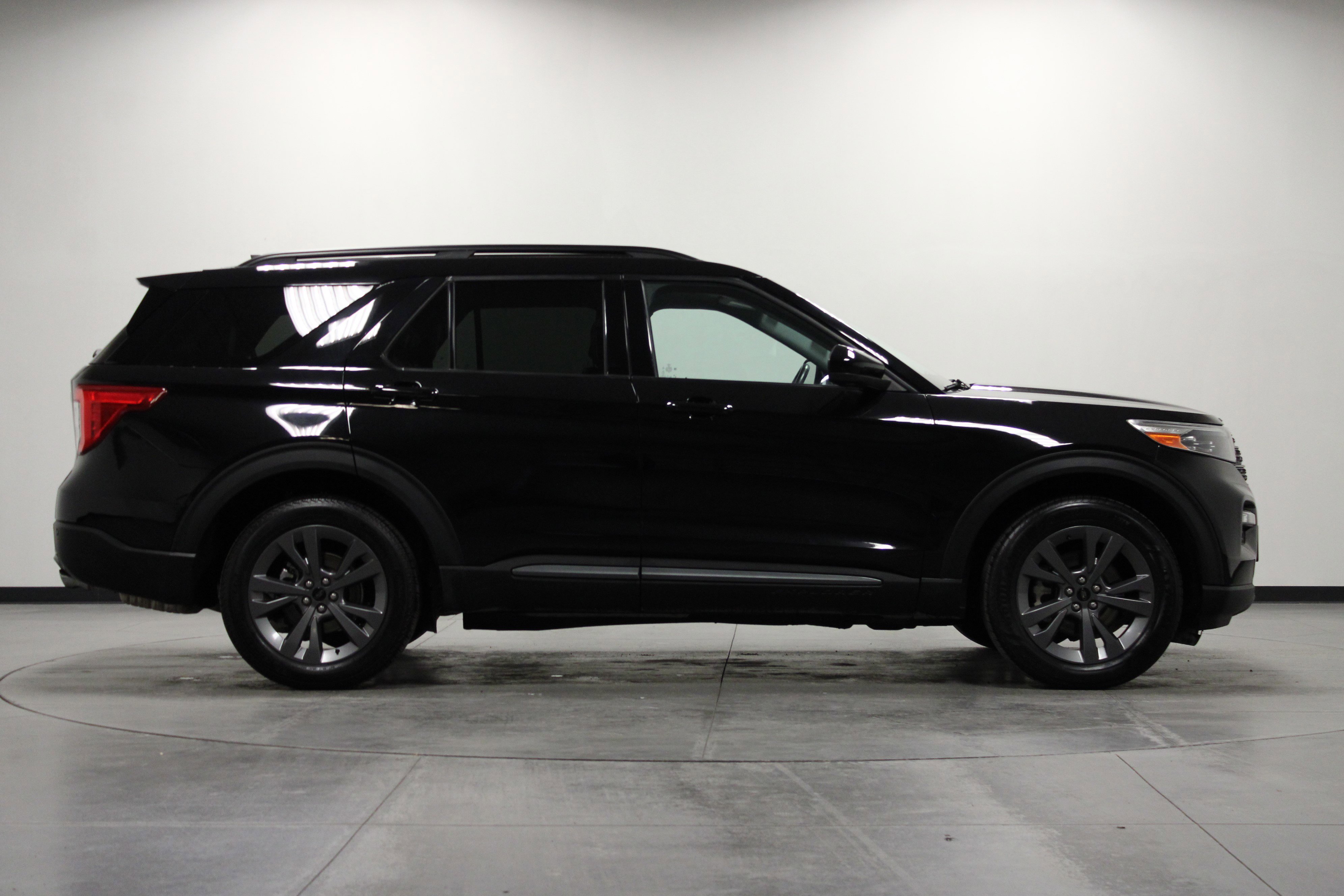 Used 2023 Ford Explorer XLT w/ Equipment Group 202A image 3