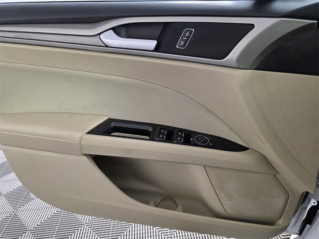 Used 2015 Ford Fusion SE image 26
