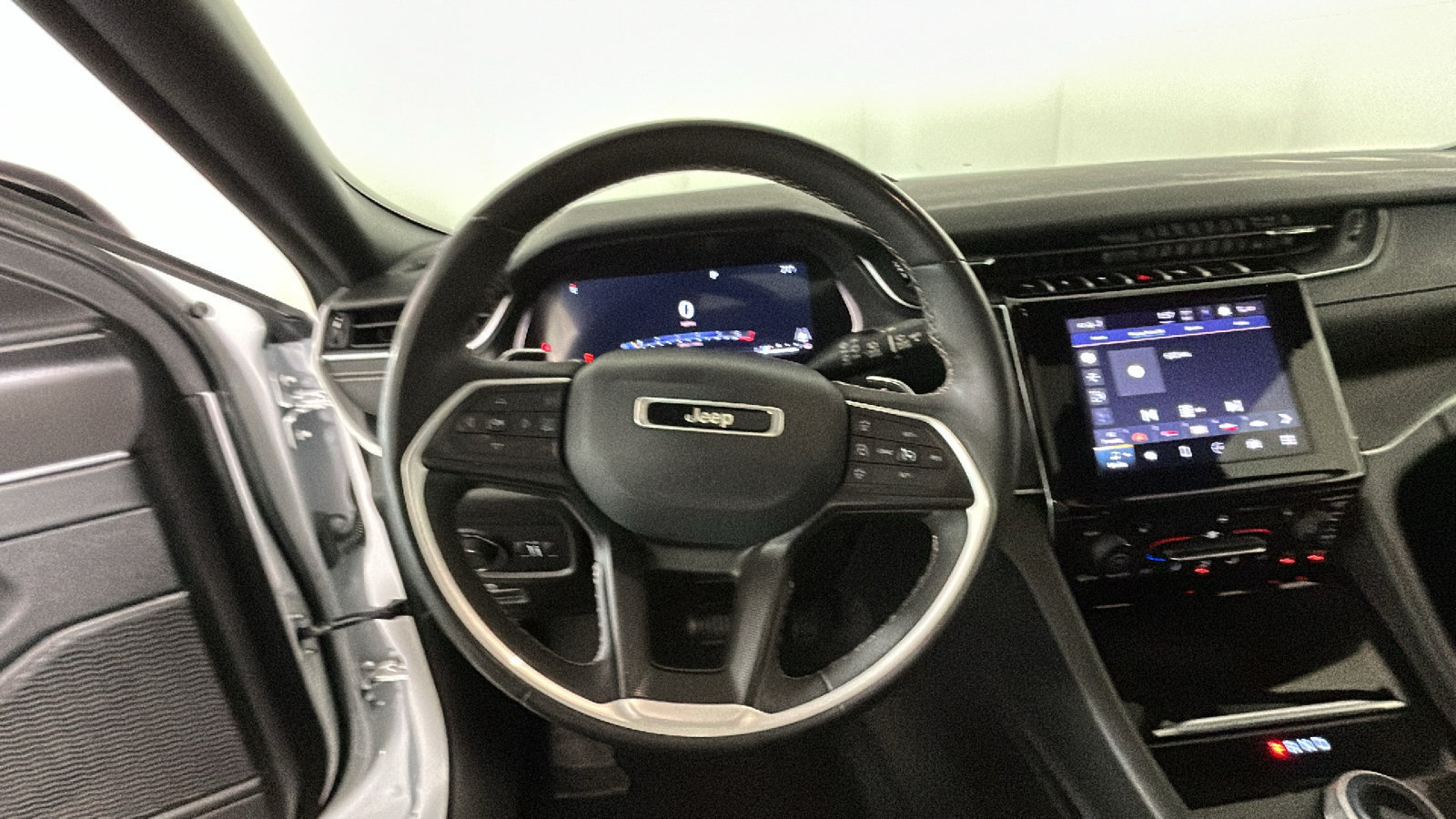 Used 2023 Jeep Grand Cherokee L Altitude AWD/4WD image 18