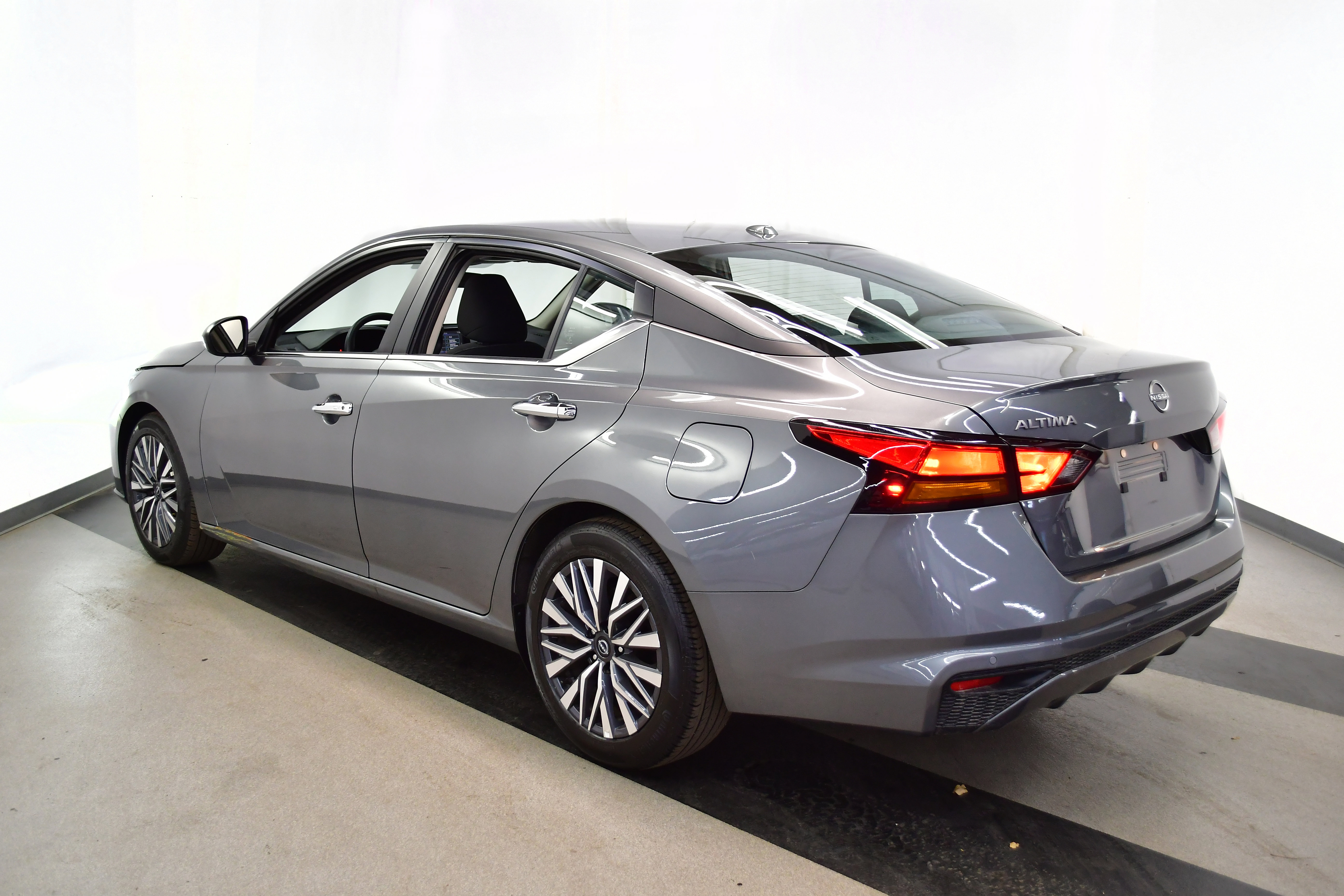 Used 2025 Nissan Altima 2.5 SV FWD image 5