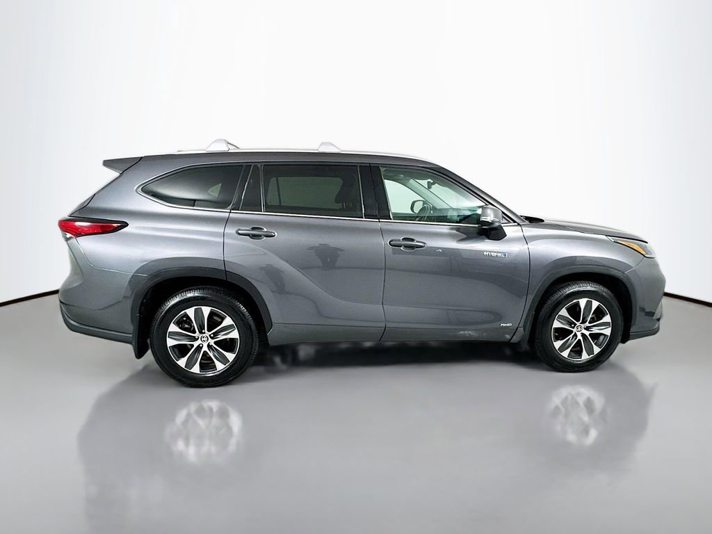 Used 2021 Toyota Highlander XLE AWD/4WD image 9