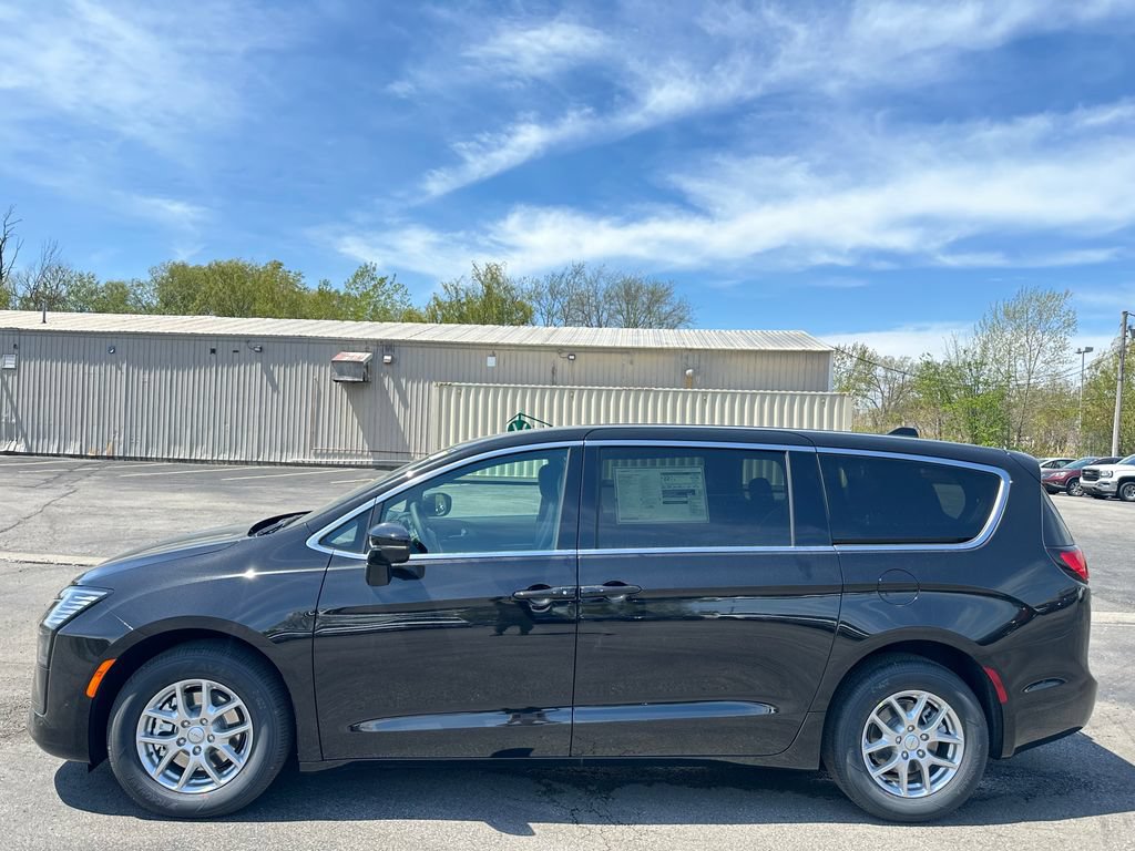 New 2027 Chrysler Pacifica Select FWD image 5