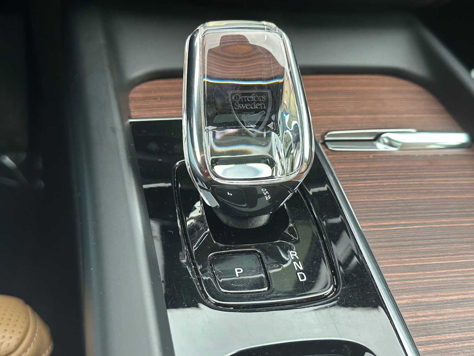 Certified 2023 Volvo XC60 T8 Ultimate w/ Climate Package image 30