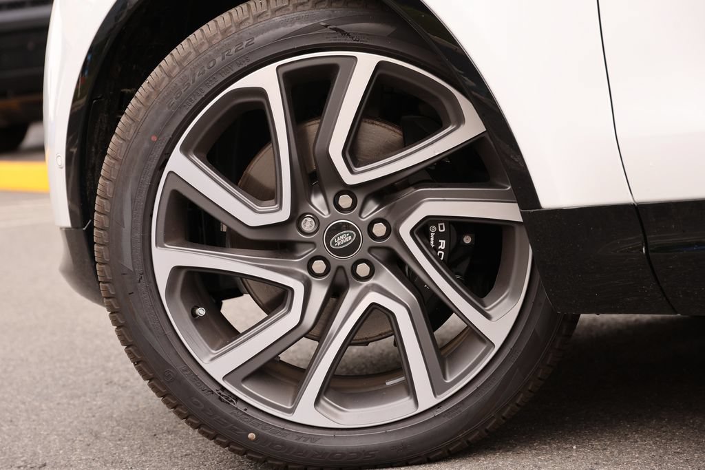 Used 2025 Land Rover Discovery Metropolitan Edition AWD/4WD image 7