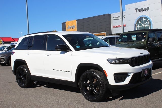 Used 2023 Jeep Grand Cherokee Altitude image 1