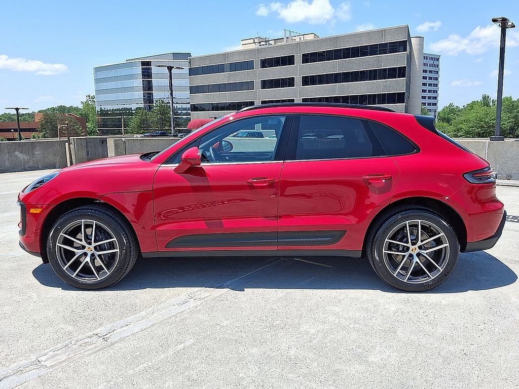Used 2025 Porsche Macan image 2