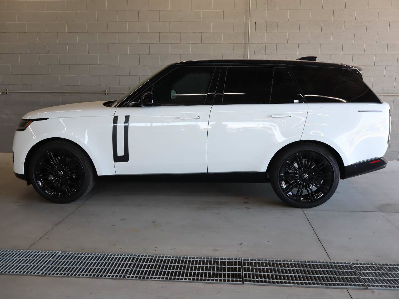 Used 2024 Land Rover Range Rover SE AWD/4WD image 2