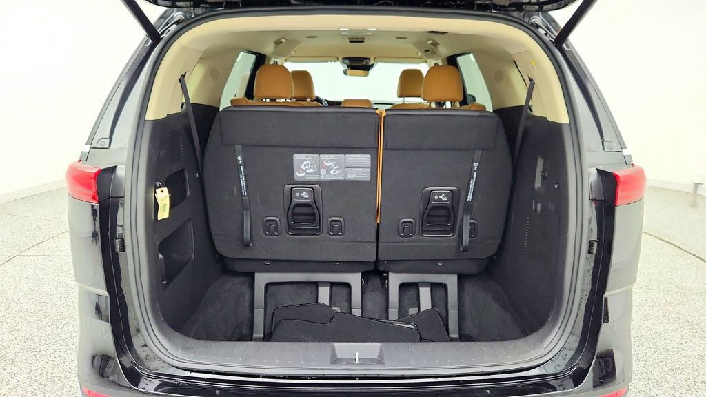 Used 2024 Kia Carnival EX image 23