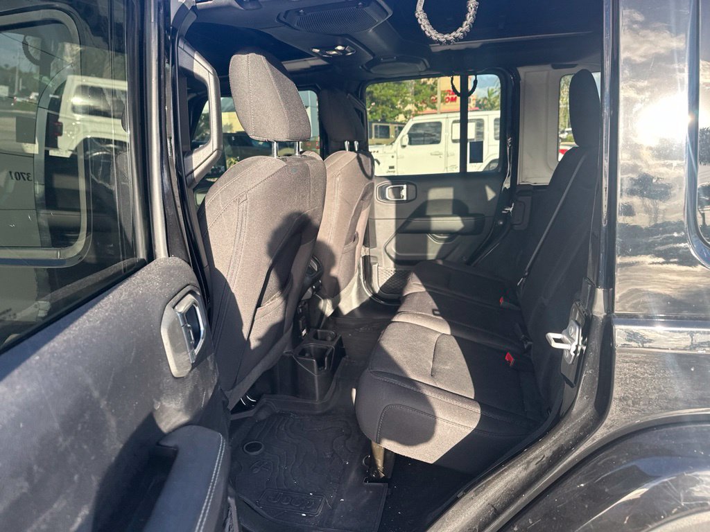 Used 2023 Jeep Wrangler Unlimited Sahara AWD/4WD image 15