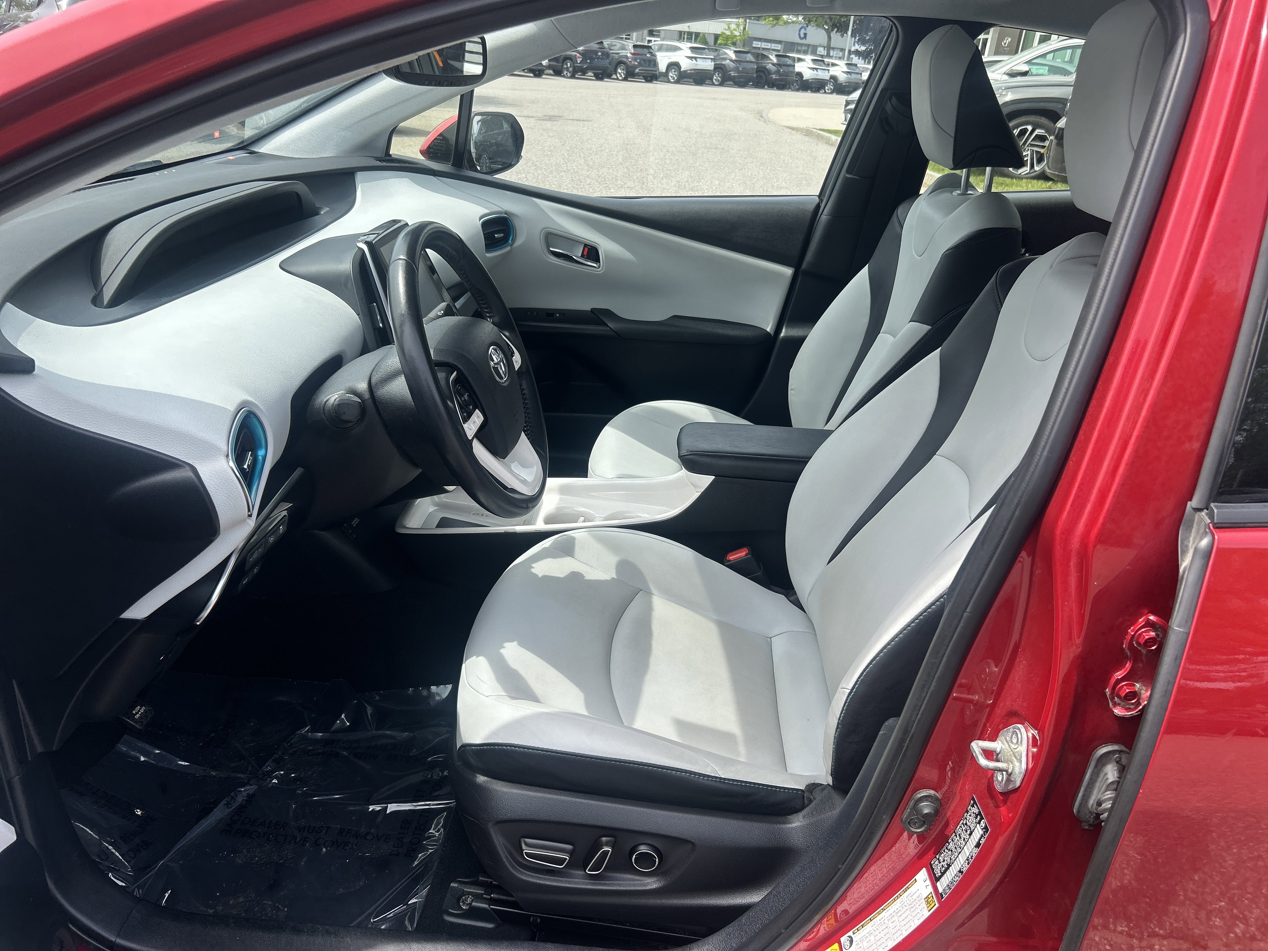 Used 2018 Toyota Prius Prime Advanced w/ Carpet Mat Package FWD image 9