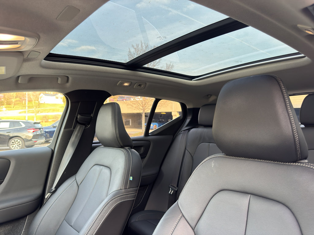 Used 2025 Volvo XC40 B5 Plus image 13