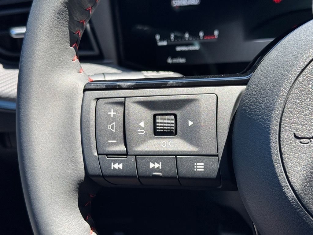 New 2025 Nissan Kicks SR FWD image 17