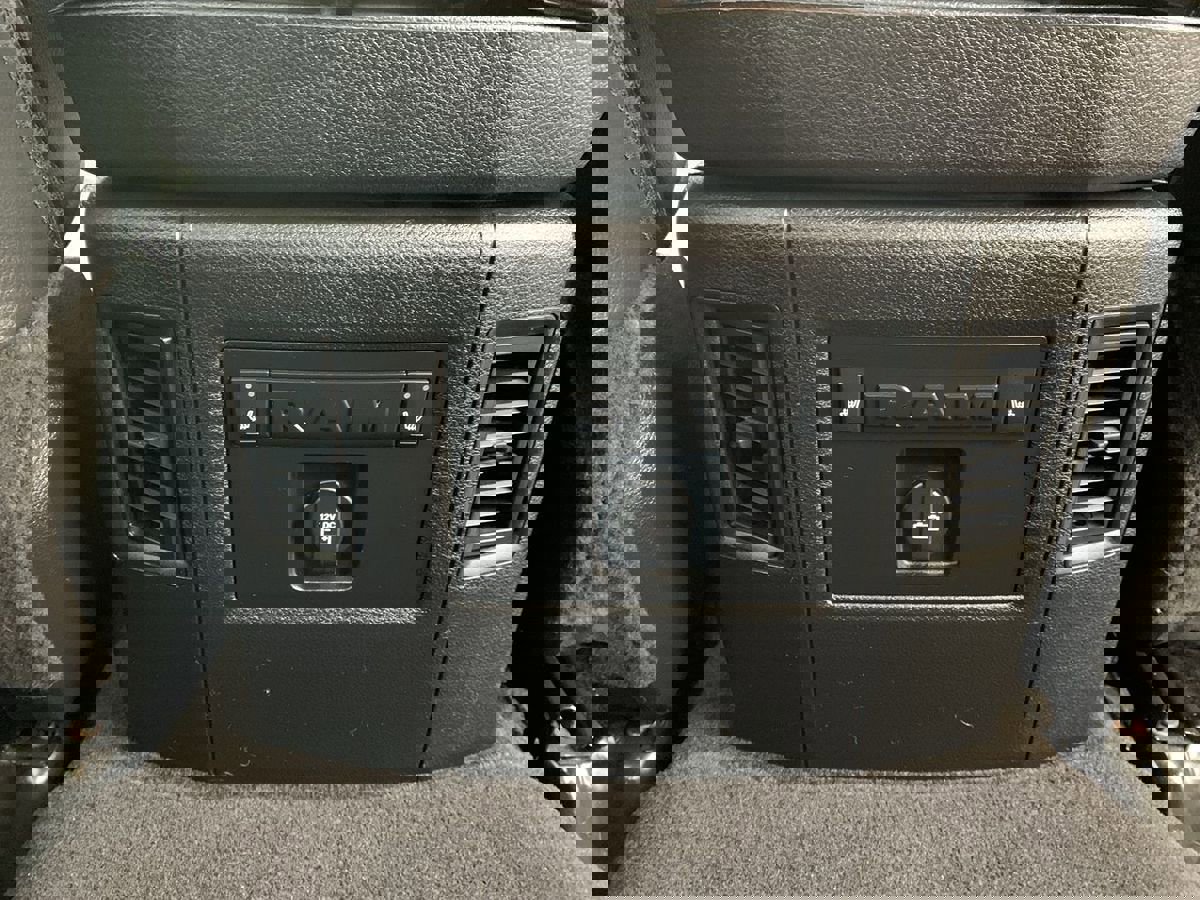 Used 2018 RAM 1500 Laramie image 32