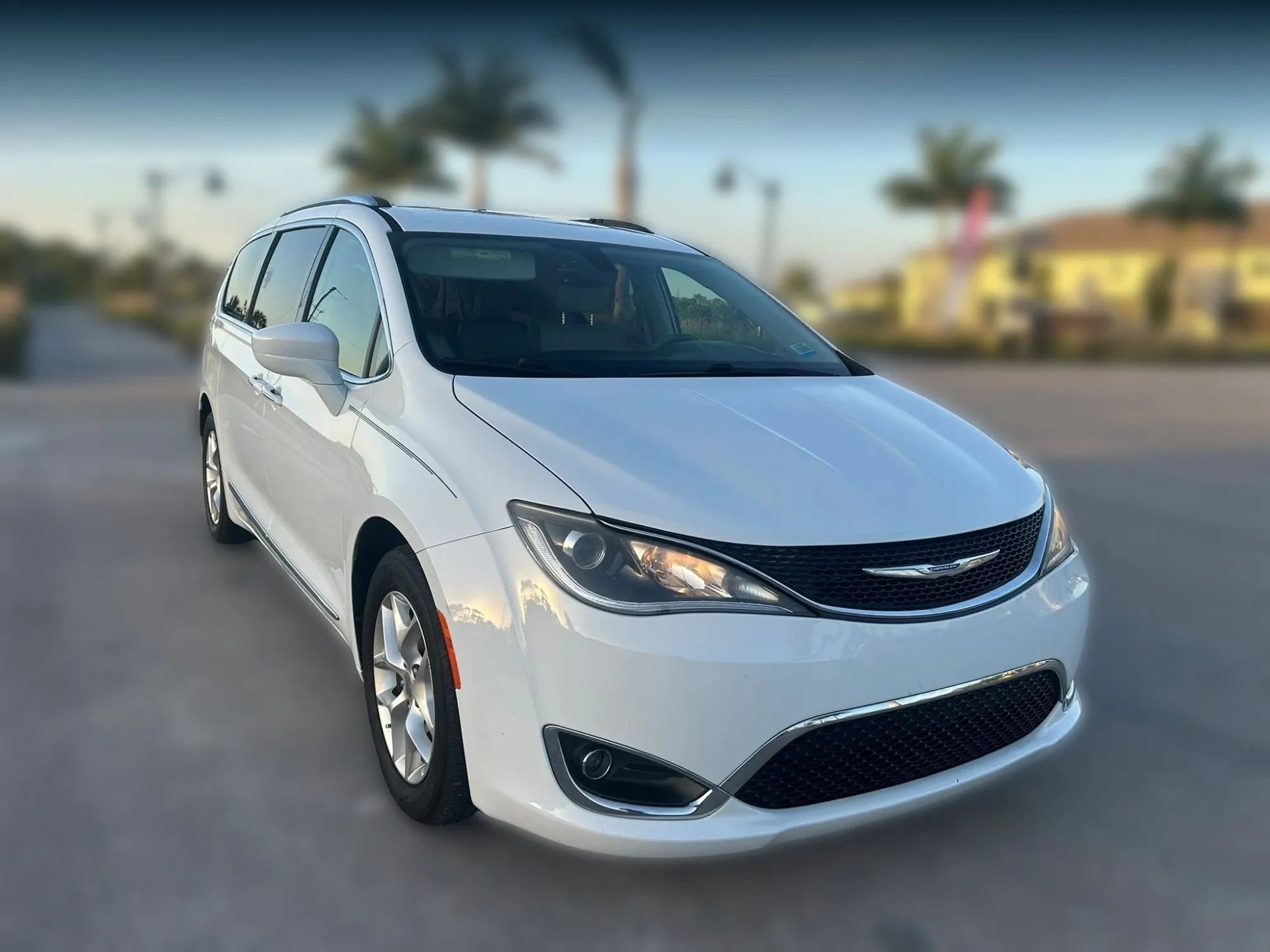 Used 2018 Chrysler Pacifica Touring-L Plus w/ Tire & Wheel Group FWD image 9