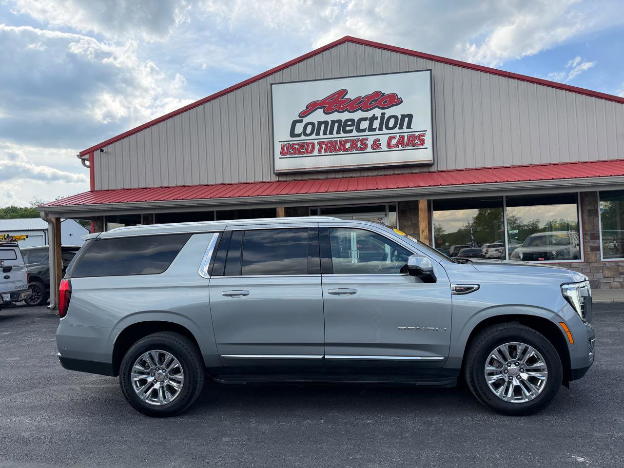 Used 2025 GMC Yukon XL Denali AWD/4WD image 3