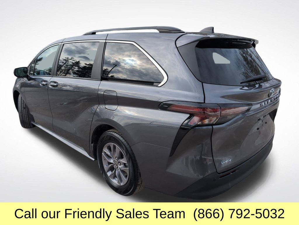 Certified 2025 Toyota Sienna XLE image 3