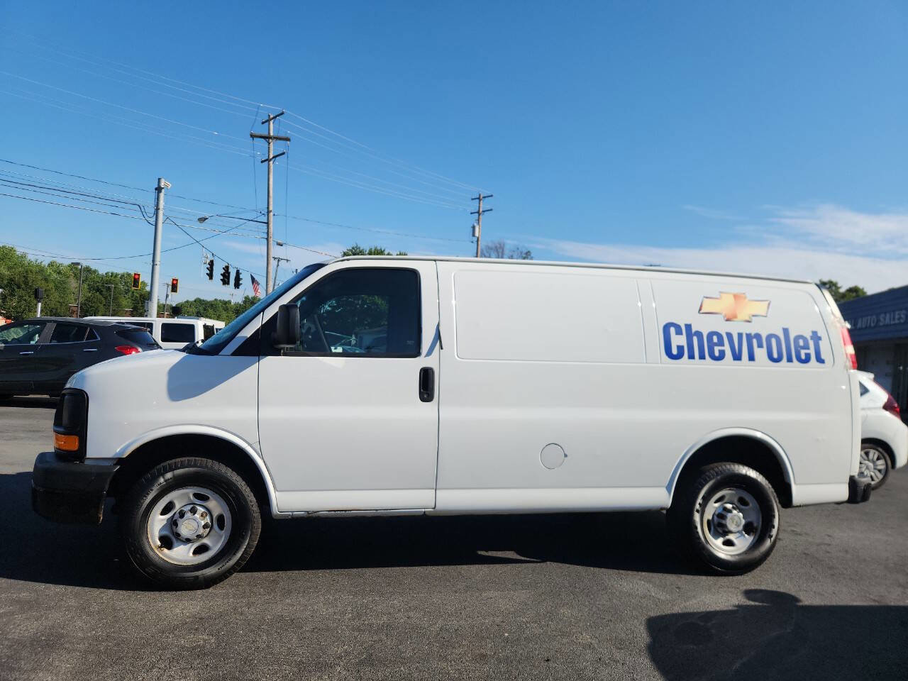Used 2010 Chevrolet Express 2500 image 2