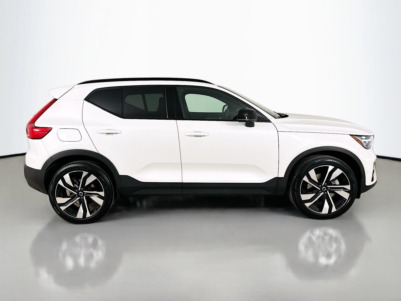 Used 2024 Volvo XC40 B5 Ultimate w/ Climate Package AWD/4WD image 4