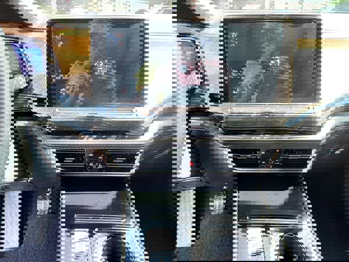 Used 2024 Volkswagen Atlas SE w/ Black Wheel Package image 12