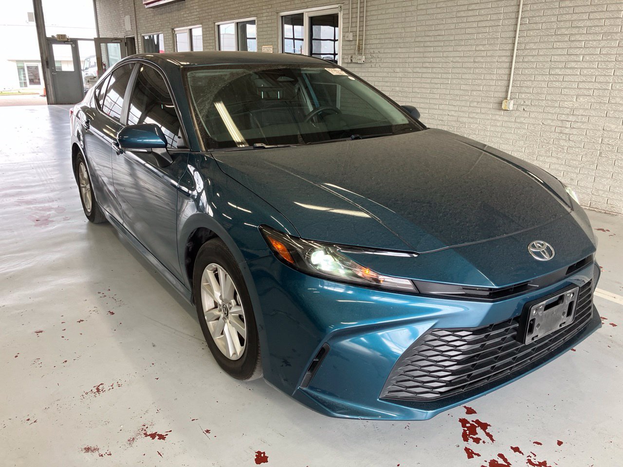 Used 2025 Toyota Camry LE w/ Convenience Package FWD image 1