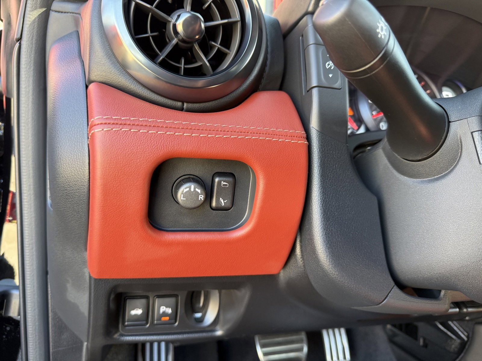 Used 2023 Nissan GT-R Premium w/ Premium Interior Package image 22