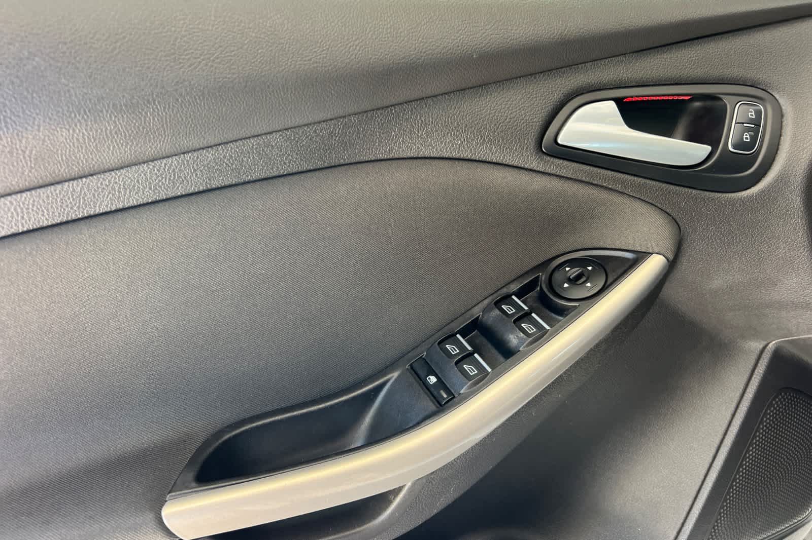 Used 2016 Ford Focus Titanium FWD image 12